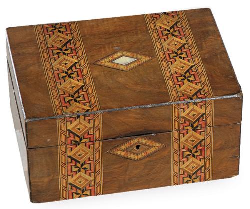  Caja victoriana de nogal con marquetería de frutales y maderas teñidas, Inglaterra S. XIX.