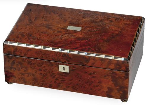 Caja Napoleón III en raíz deTuya con marquetería geométrica de nácar, Francia h. 1850.