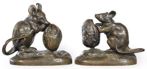  Pareja de ratas comiendo nueces en bronce patinado, Francia S. XIX.
