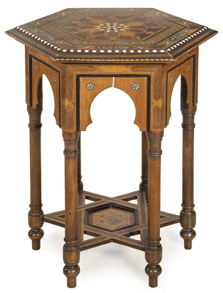  Mesa hexagonal en madera de nogal con decoración de taracea granadina en maderas frutales y hueso. 