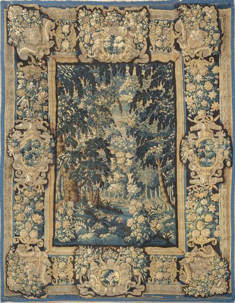  Tapiz Aubusson Luis XIV de composición rectangular con campo central de paisaje boscoso y bordura amplia de carácter arquitectónico y floral.