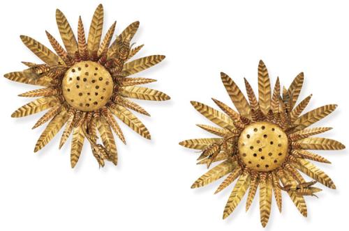  Pareja de apliques de pared en forma de flor en metal recortado y dorado.