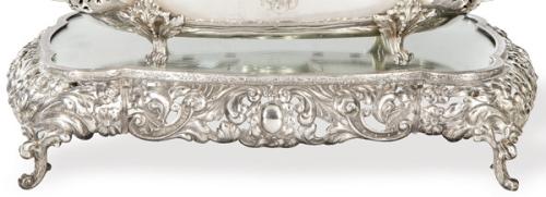  Sourtout de metal plateado con decoración floral calada primer tercio S. XX.