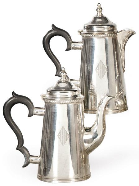  Pareja de cafeteras de metal plateado de Elkington and Co. h. 1915-20.