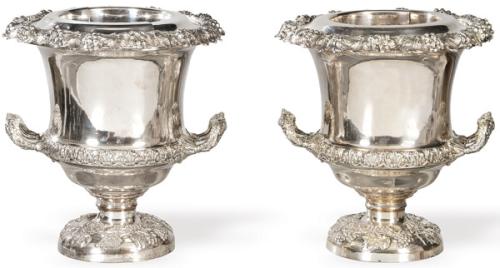  Pareja de enfriadores de botellas en metal plateado blasonados con el escudo de la Sociedad de Leyes de Inglaterra y Gales con el lema "Leges Juraque Servo" (Guardo las Leyes y los Derechos) primer tercio S. XX.