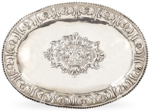Bandeja oval de plata española punzonada de José A. Sanz de Velasco, Valladolid Corte S. XVIII y otra marca no identificada.
