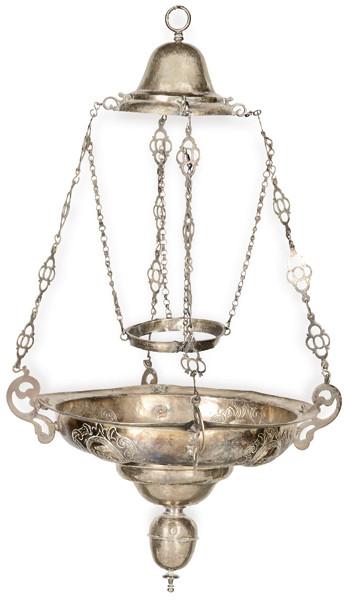 Lámpara votiva de plata española sin punzonar fechada en 1745.
