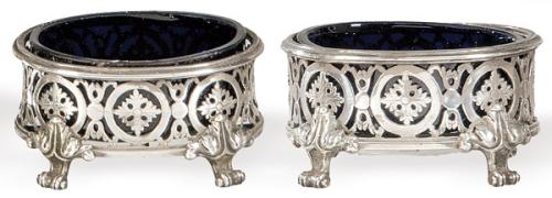  Pareja de saleros de pellizco de plata francesa sin punzonar y cristal azul cobalto S. XIX.