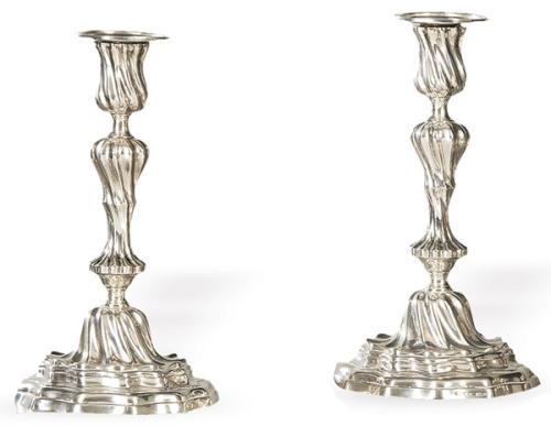  Pareja de candeleros de plata portuguesa punzonada 1ª Ley de Mergulhao, Lisboa mediados S. XX.