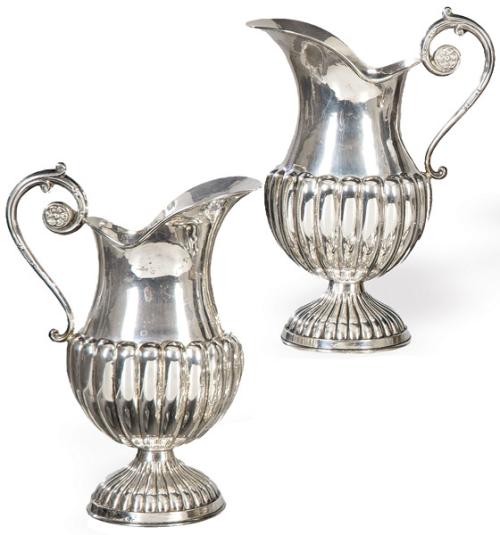 Pareja de jarras de plata española punzonada 1ª Ley de Montejo con marca comercial de Pérez Fernández.