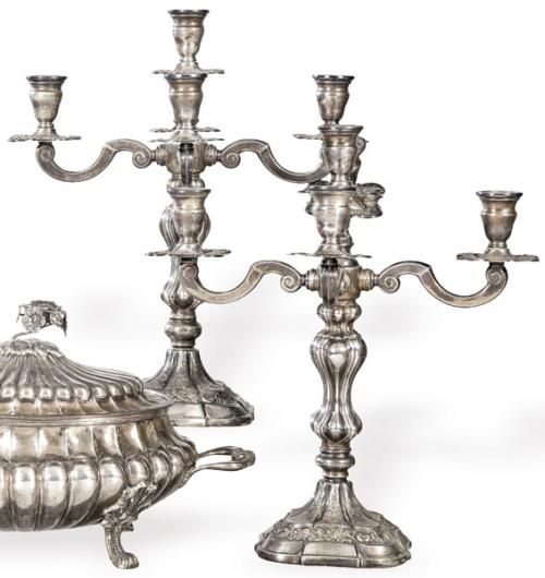 Pareja de candelabros de plata española punzonada 1ª Ley de Montejo con marca comercial de Pérez Fernández.