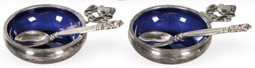 Pareja de saleros de mesa con cucharilla de plata danesa punzonada de Georg Jensen Ley Sterling, diseñados por Johan Rohde hasta 1935.