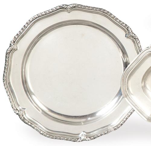  Bandeja circular de plata española punzonada Ley 916 de Matilde Espuñes con marca comercial de Sanz primer tercio S. XX.