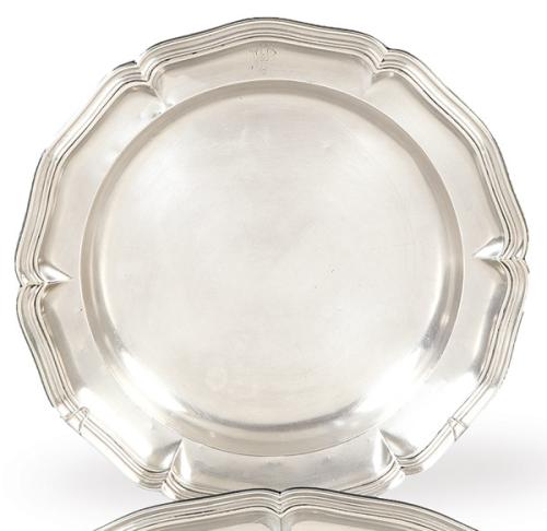Bandeja circular de servir de plata española punzonada Ley 916 de Dionisio García.