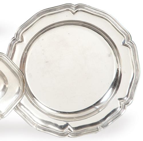  Bandeja circular de servir de plata de Dionisio García con alero ondulado.