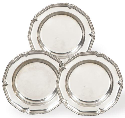  Tres platos de borde cincelado de plata española punzonda Ley 916 de Matilde Espuñes con marca comercial de Pérez Hermanos primer tercio S. XX.