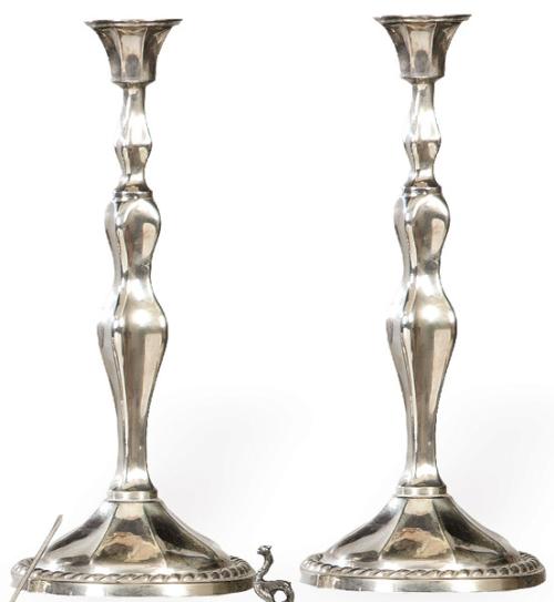 Pareja de candeleros de plata española punzonada 1ª Ley de Montejo.