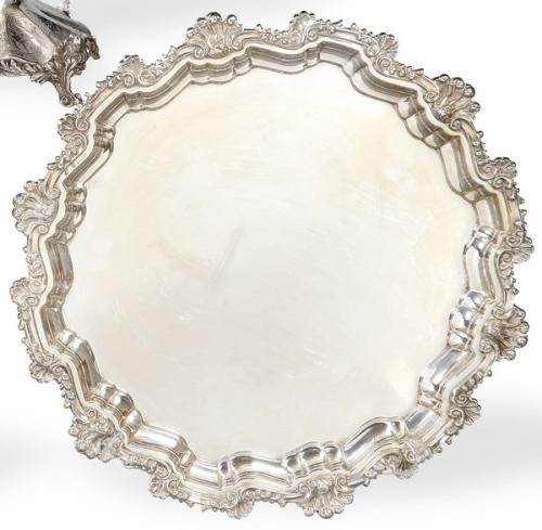 Bandeja circular de plata española punzonada 1ª Ley de Matilde Espuñes con marca comercial de Aldao.