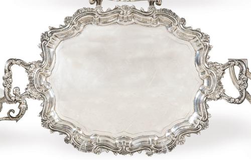  Bandeja de borde ondulado con asas de plata española punzonada 1ª Ley de Montejo con marca comercial de J. Pérez Fernández.