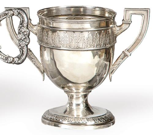 Copa trofeo de plata española punzonada Ley 916 de Matilde Espuñes con marca comercial de Au Monde Elegant de Bilbao.