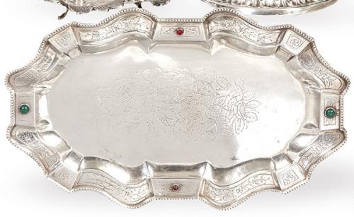  Bandeja de plata española sin punzonar con decoración de cabujones de vidrios y asiento grabado con flores.