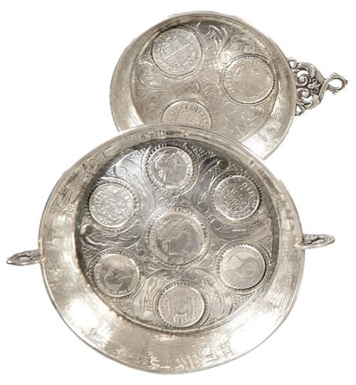 Dos bernegales de plata punzonada Ley 916 con marca comercial de Ocón.