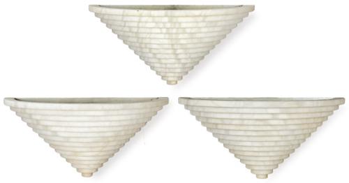  Conjunto de tres apliques art decó en forma de semicono invertido en alabastro, compuesto por discos escalonados concéntricos.