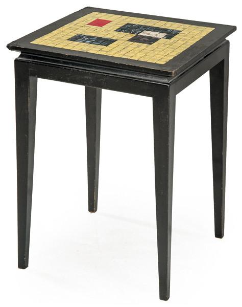  Mesa con estructura en madera lacada en negro, sobre embutido con teselas cerámicas