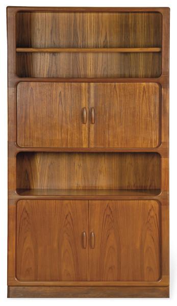  Librería en madera de teca de Dyrlund, con dos módulos con puertas correderas por medio de persiana y balda ajustable. 