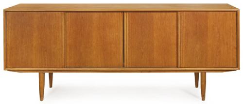  Aparador bajo en madera de roble, con 4 puertas correderas.
