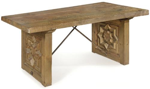 Mesa de comedor de Biosca, con tapa rectangular en madera de pino, sobre dos grandes peinazos que se apoyan en dos pedestales con decoración moldurada en forma de estrella, unidos por fiadores de hierro rectos.
