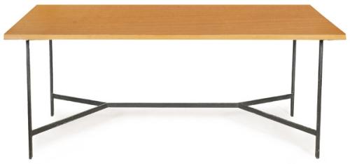  Mesa de juntas con armadura de tubo sección cuadrada, pintada en negro mate al horno, tapa de tablero en madera de embero.