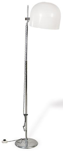  Lámpara de pie con estructura de pie metálico cromado con base circular, fuste cilíndrico vertical y brazo con sistema de deslizamiento horizontal para la pantalla; difusor semiesférico en material plástico opalino blanco.