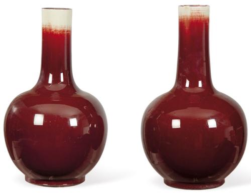  Pareja de jarrones de cuello largo de porcelana china con vidriado Sangre de Toro, Dinastía Qing S. XIX.