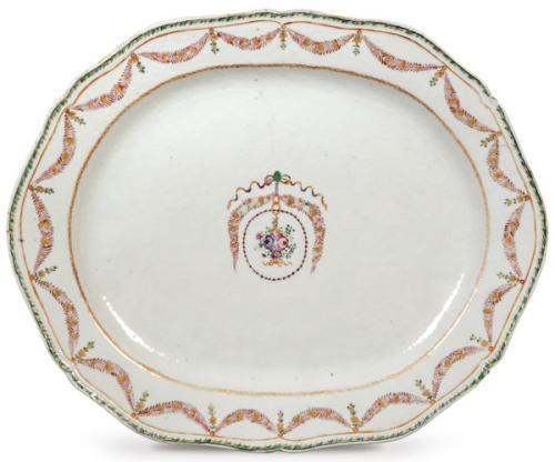 Bandeja de borde ondulado de porcelana de Compañía de Indias, con esmaltes polícromos Dinastía Qing (1736-95).