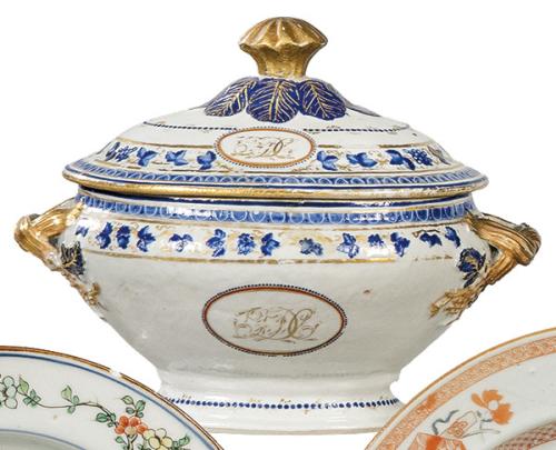 Terrina de porcelana de Compañía de Indias, azul y blanco y oro, Dinastía Qing, época de Qianlong (1736-95)