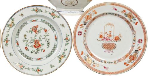 Dos platos hondos de porcelana de Compañía de Indias uno con esmaltes de la Familia Verde y el otro en rojo de hierro, Dinastía Qing, época de Qianlong (1736-95).