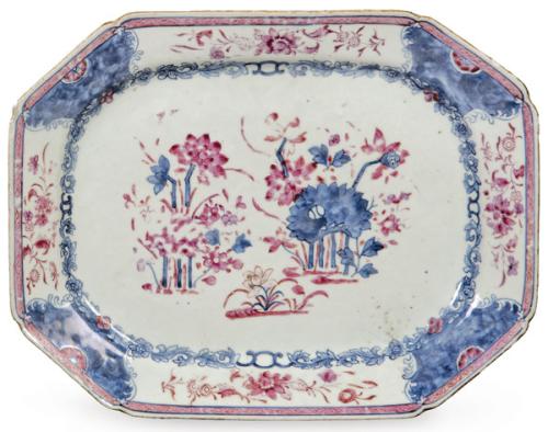 Bandeja ochavada de porcelana de Compañía de Indias con esmaltes azul cobalto y rosa, Dinatía Qing, época de Qianlong (1736-95).