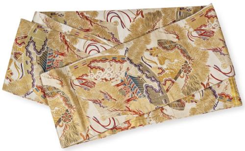  Obi o cinturón para kimono en seda bordado en seda con motivos de casas, paisajes y aves, Japón S. XX.