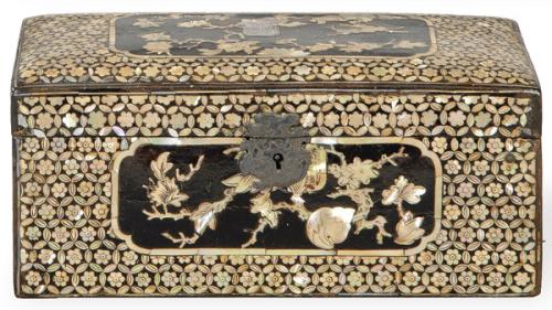Caja de madera lacada con icrustación de nácar, China Dinastía Qing S. XIX.