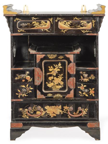  Cabinet de madera lacada, dorada y pintada, Japón, época Meiji (1868-1912)