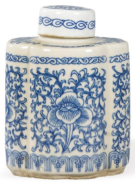Bote de te de porcelana china azul y blanco con marca apócrifa de Qianlong (1736-95) S. XX