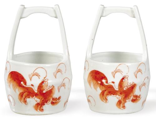  Pareja de cubos en porcelana china con decoración rojo de hierro, Dinastía Qing, con marca de Guanxu (1857-1908).
