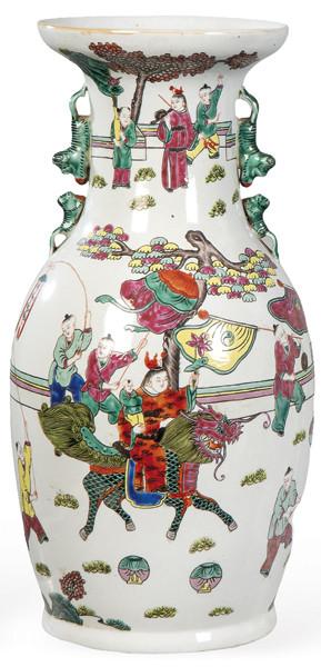  Jarrón de porcelana china con esmaltes de la Familia Rosa, pp. S. XX.