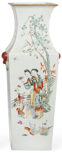 Jarrón prismático de porcelana china con esmaltes polícromos, Dinastía Qing segunda mitad S. XIX.