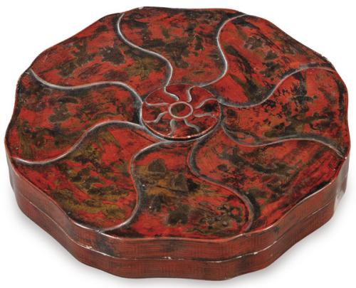  Caja de borde ondulado, de laca roja y negra, China mediados S. XX