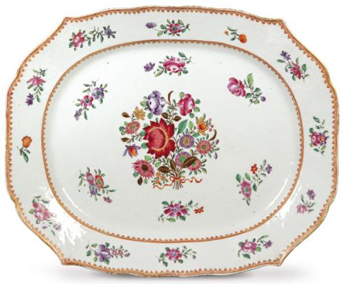  Gran bandeja de borde ondulado de porcelana de Compañía de Indias Familia Rosa, Dinastía Qing, época de Qianlong (1736-95).
