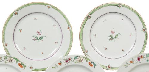  Pareja de platos de porcelana de Compañía de Indias con esmaltes rosa y verde, Dinastía Qing, época de Qianlong (1736-95)