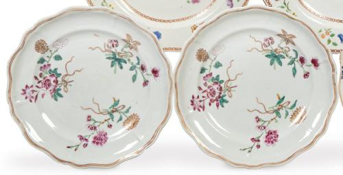 Pareja de platos de borde ondulado, de porcelana de Compañía de Indias Familia Rosa, Dinastía Qing, época de Qianlong (1736-95)