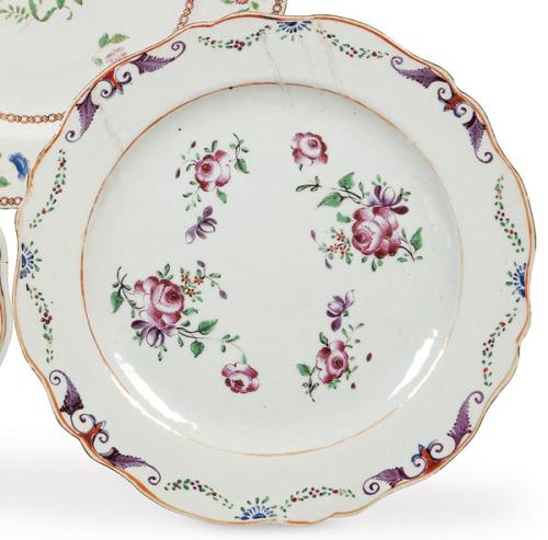  Fuente circular de borde ondulado,  de porcelana de Compañía de Indias Familia Rosa, Dinastía Qing, época de Qianlong (1736-95)